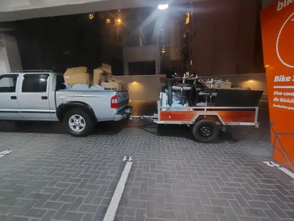 Equipe da L&M chegando com o veículo de serviço