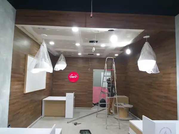Ambiente comercial entregue após montagem e acabamento
