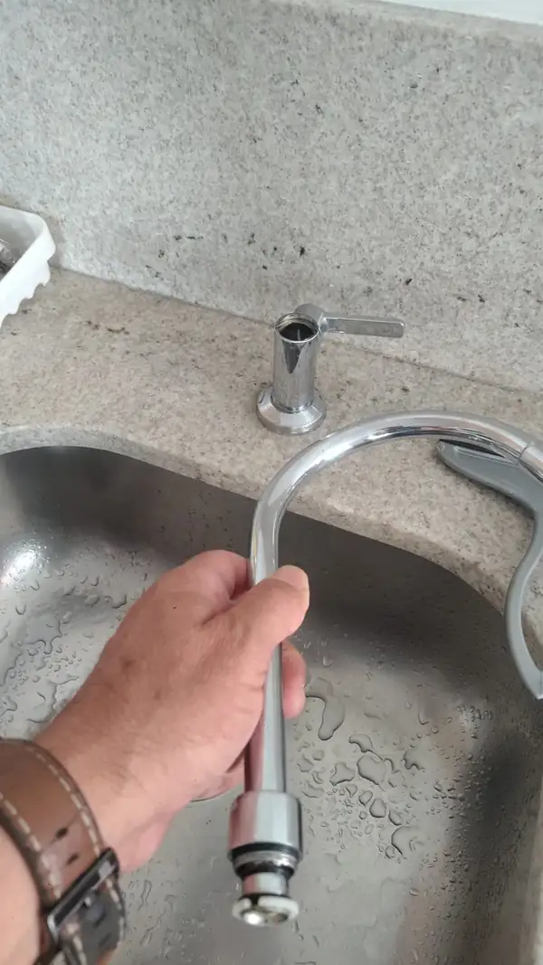 Instalação de torneira concluída