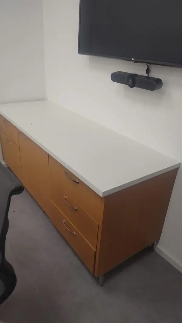 Balcão sob medida montado em sala comercial