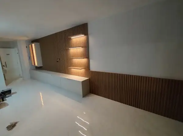 Painel ripado com iluminação embutida