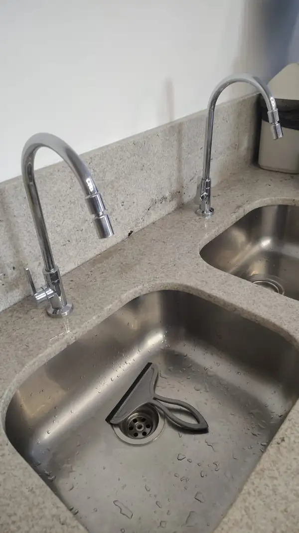 Torneira e cuba instaladas na cozinha